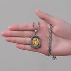 Collier en titane avec pendentif Médaille du Christ Saint dorée