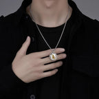Collar con dije de manos en oración cúbicas