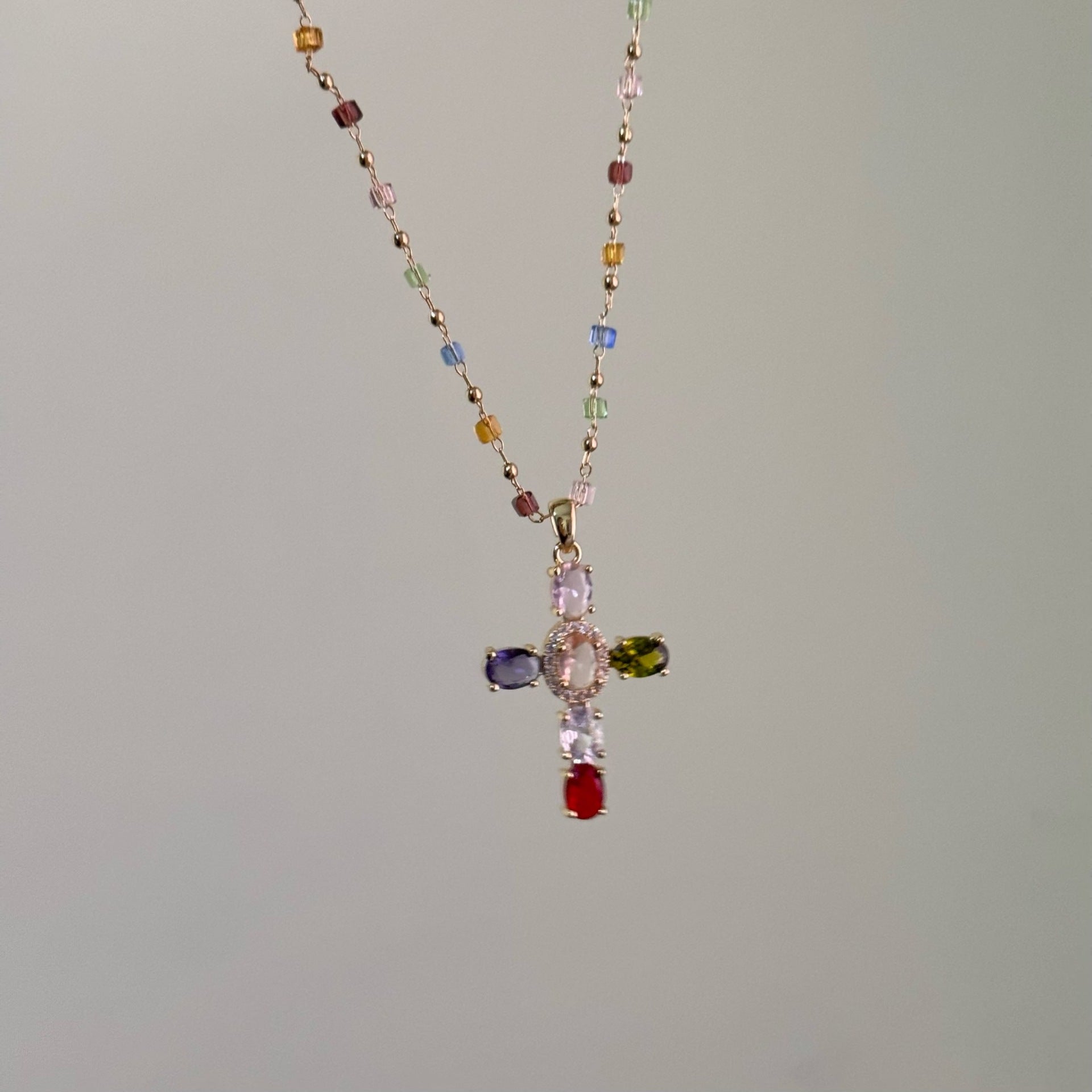 Collar con colgante en forma de cruz con 12 piedras preciosas bíblicas