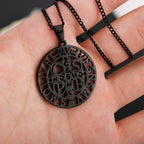 Collar con colgante calado con el símbolo de San Benito
