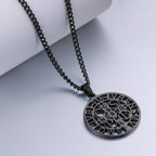 Collar con colgante calado con el símbolo de San Benito