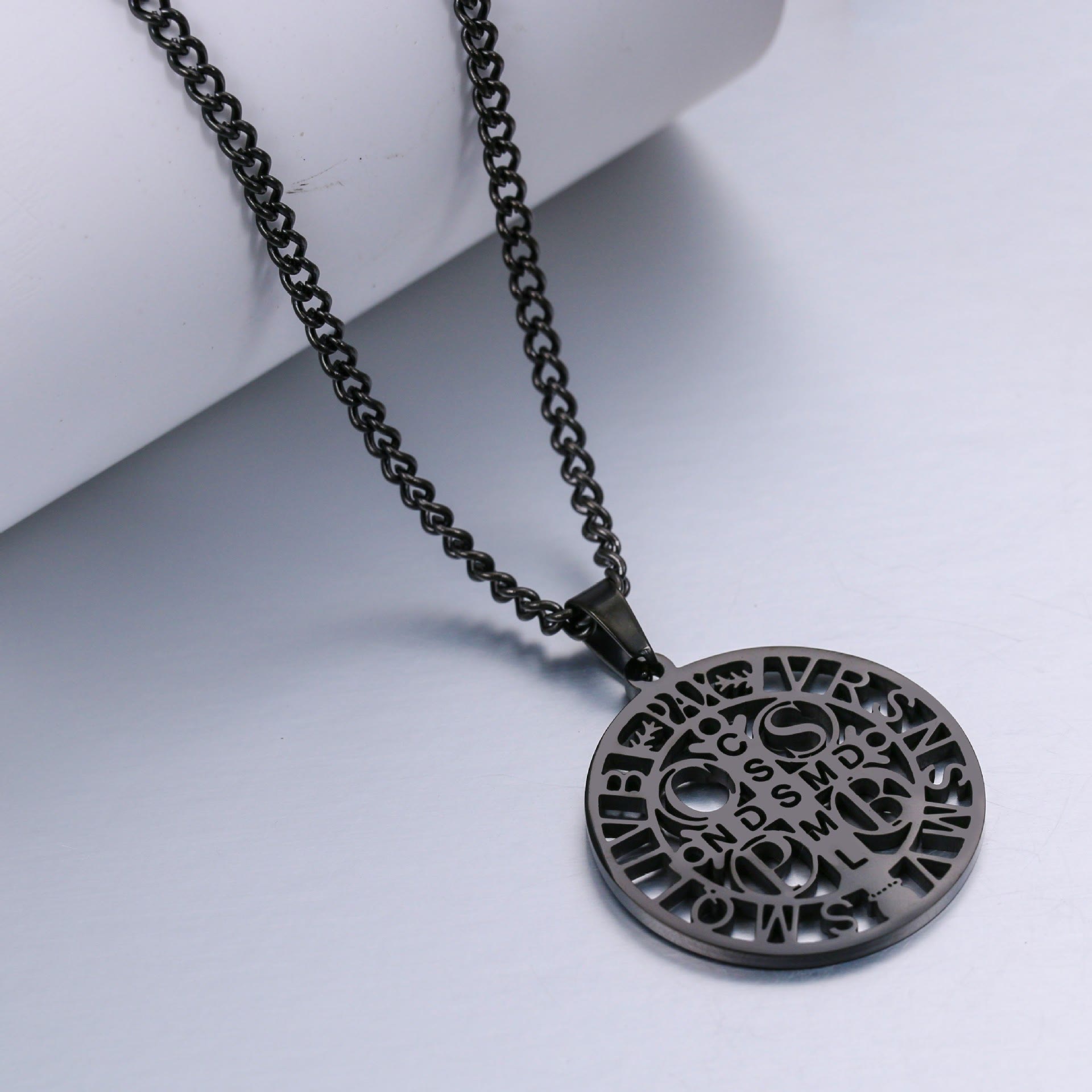 Collar con colgante calado con el símbolo de San Benito
