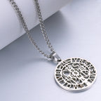 Collar con colgante calado con el símbolo de San Benito