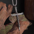 Collar con Colgante de Calavera y Cruz de Acero de Titanio