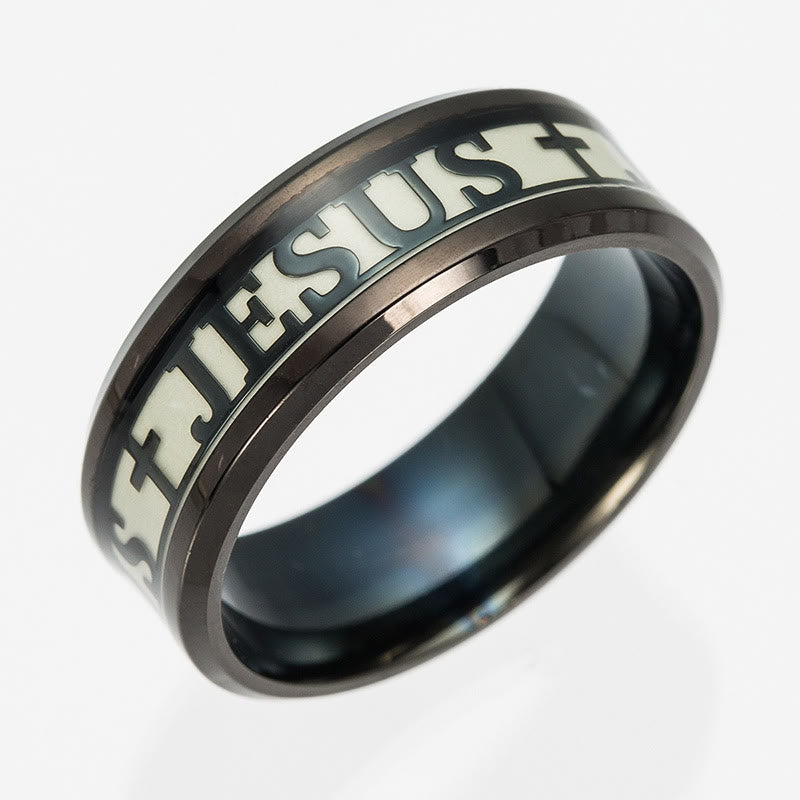 Anillo de acero inoxidable luminoso con la inscripción "JESÚS"