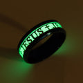 Anillo de acero inoxidable luminoso con la inscripción "JESÚS"