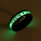 Anillo de acero inoxidable luminoso con la inscripción "JESÚS"