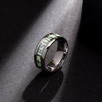 Anillo de acero inoxidable luminoso con la inscripción "JESÚS"