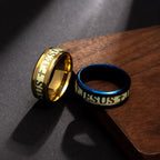 Anillo de acero inoxidable luminoso con la inscripción "JESÚS"