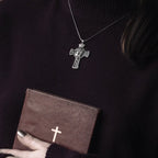 Collar de joyería con la Cruz de Jesús
