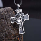 Collar de joyería con la Cruz de Jesús