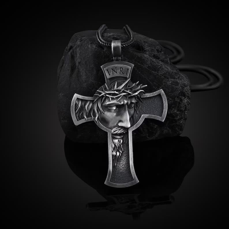 Collar de joyería con la Cruz de Jesús