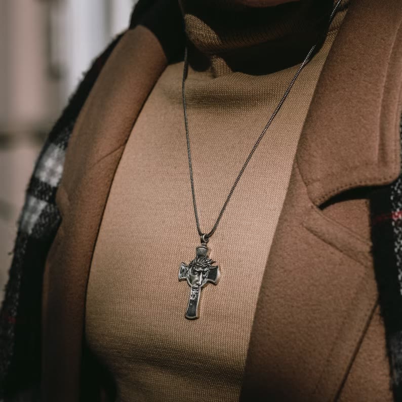 Collar de joyería con la Cruz de Jesús