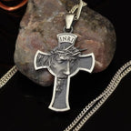 Collar de joyería con la Cruz de Jesús