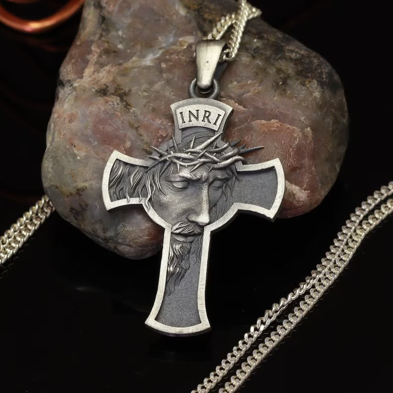 Collar de joyería con la Cruz de Jesús