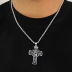 Collar de joyería con la Cruz de Jesús