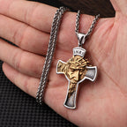 Collar de joyería con la Cruz de Jesús