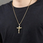 Collier avec pendentif breloque crucifix en bijou