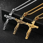 Collier avec pendentif breloque crucifix en bijou