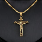 Collier avec pendentif breloque crucifix en bijou