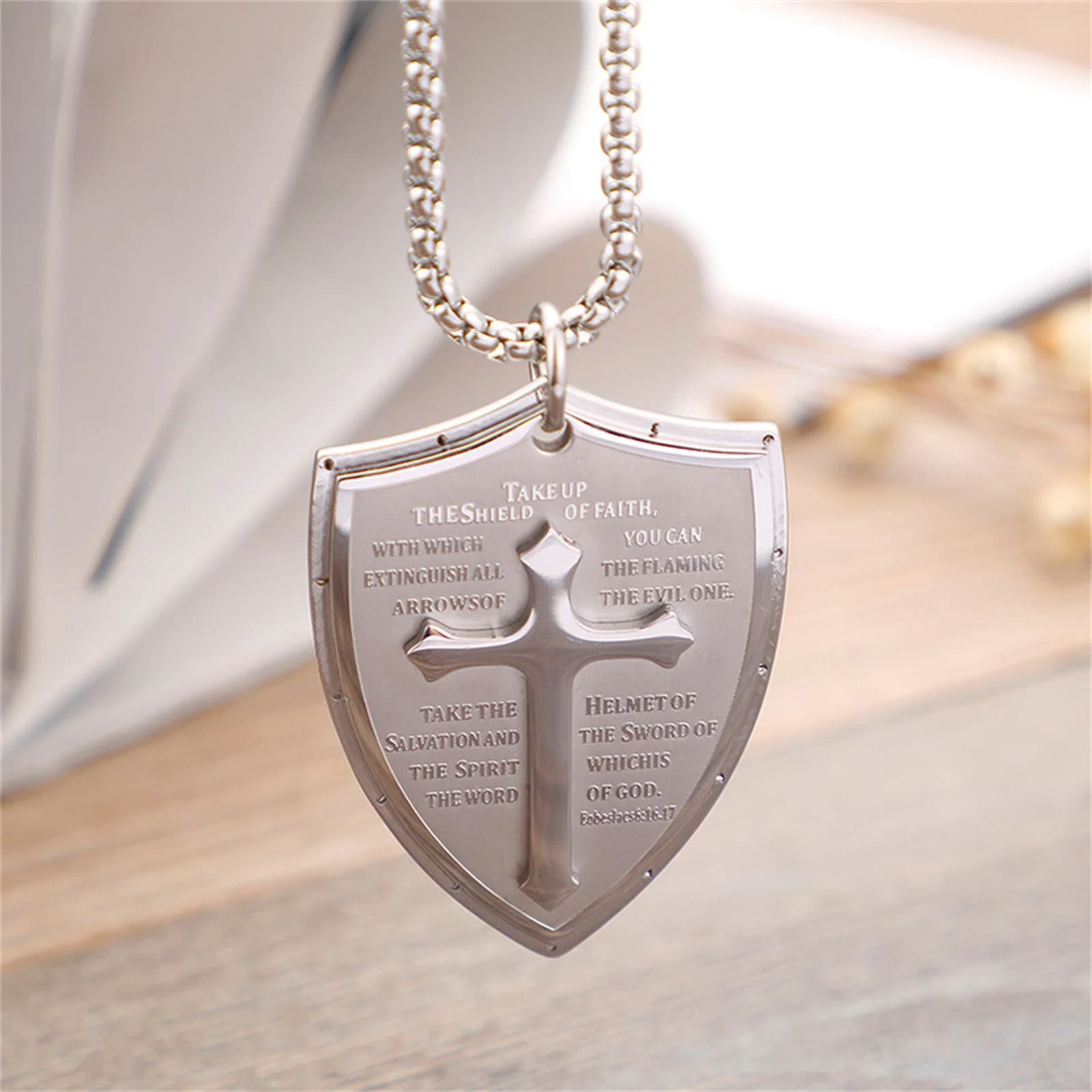 Collier pendentif bouclier croix en acier inoxydable avec la prière du Seigneur