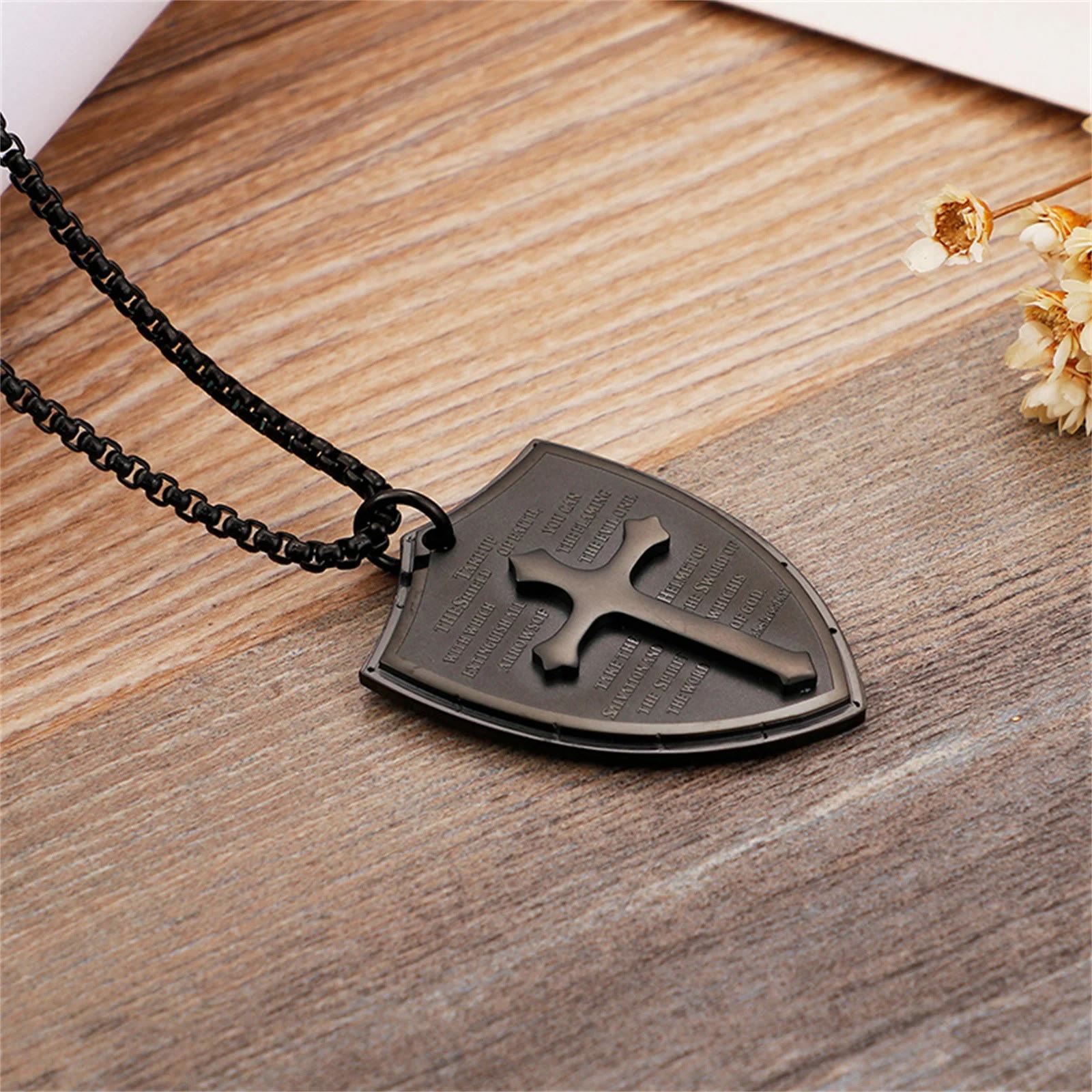 Collier pendentif bouclier croix en acier inoxydable avec la prière du Seigneur
