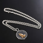 Collar con colgante sólido de moneda retro de manos orando