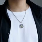 Collar con colgante sólido de moneda retro de manos orando