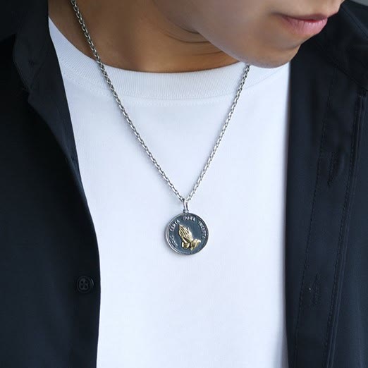 Collar con colgante sólido de moneda retro de manos orando