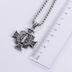 Collar con colgante de cruz y medalla de protección de San Benito