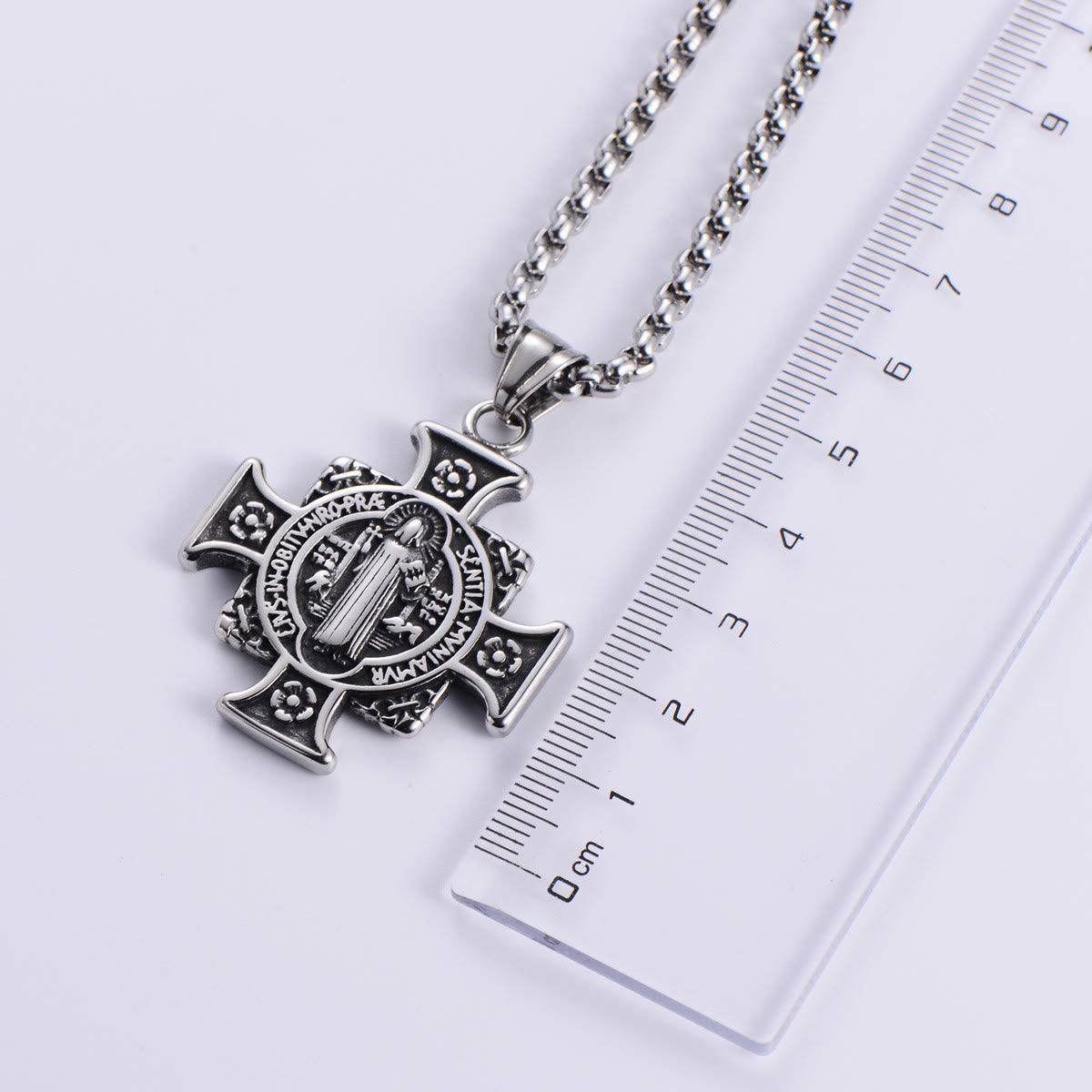 Collar con colgante de cruz y medalla de protección de San Benito