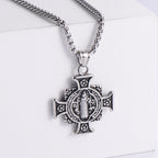 Collar con colgante de cruz y medalla de protección de San Benito