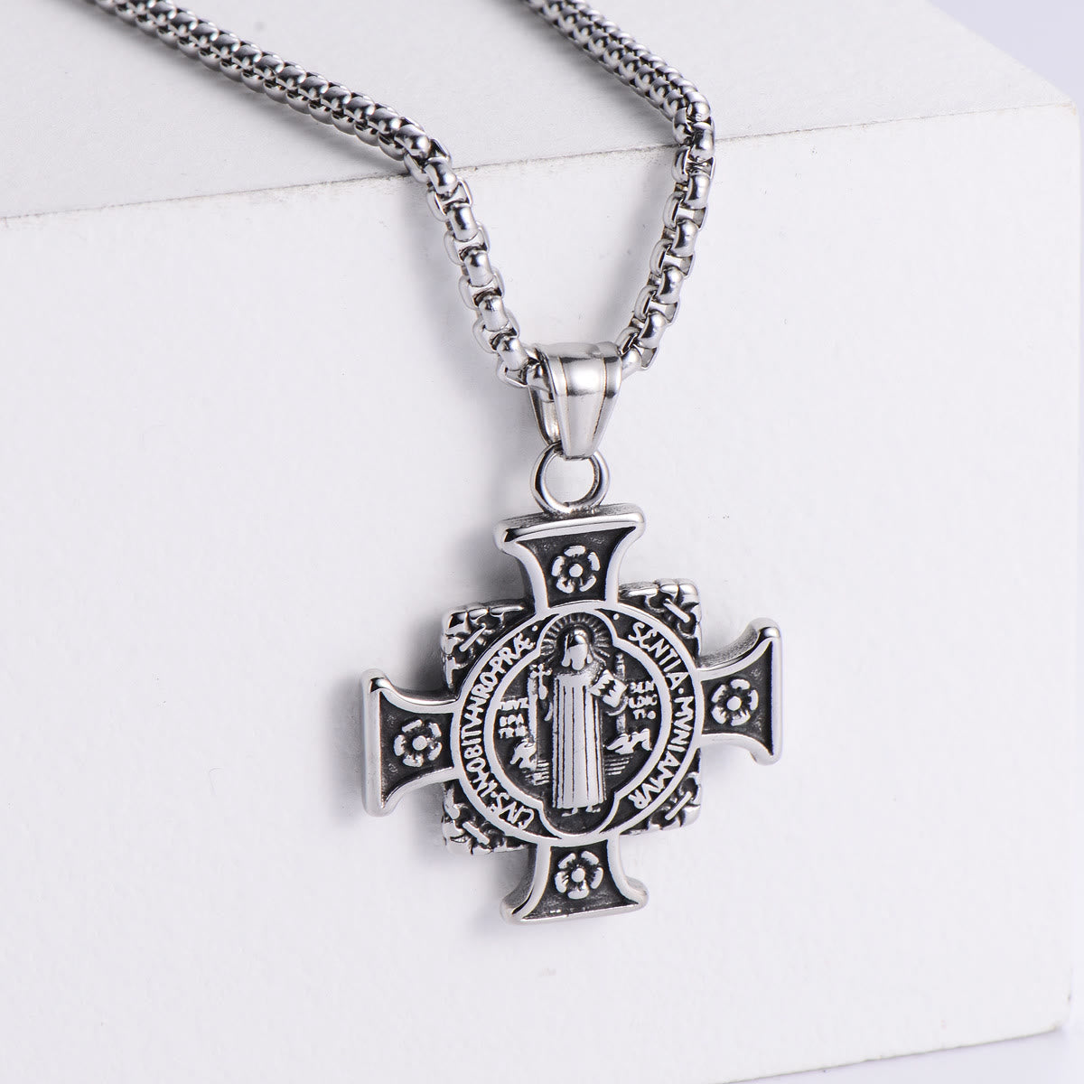 Collar con colgante de cruz y medalla de protección de San Benito