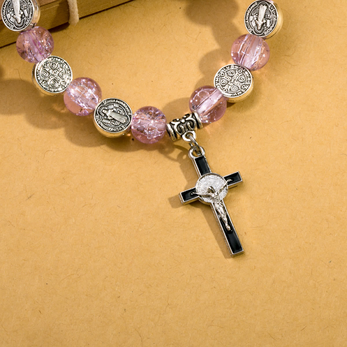 Bracelet perlé avec pendentif breloque en alliage croix de Jésus