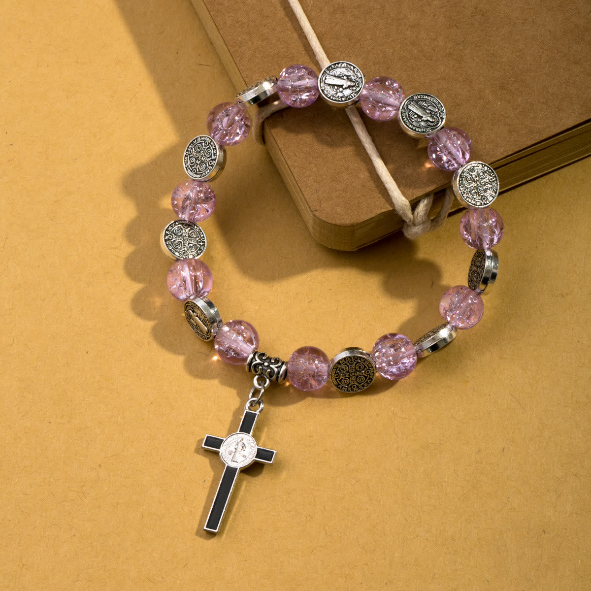 Bracelet perlé avec pendentif breloque en alliage croix de Jésus