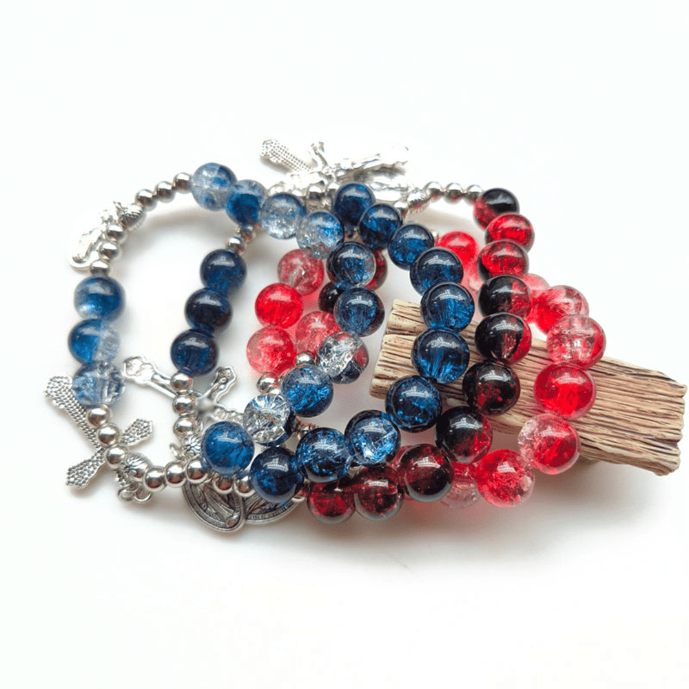 Bracelet en verre bicolore avec médaillon et crucifix miraculeux