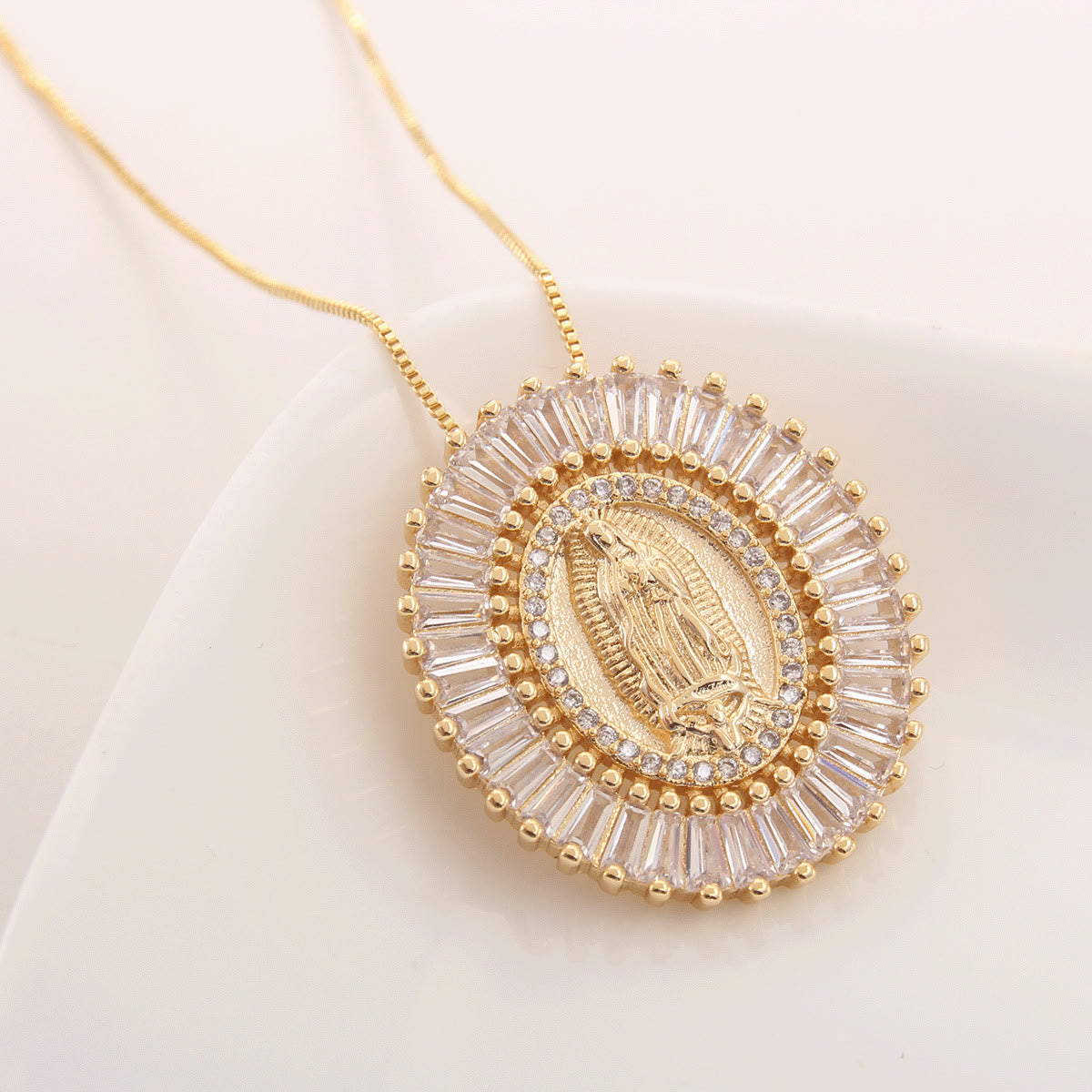 Collier pendentif amulette Vierge de Guadalupe en zircone