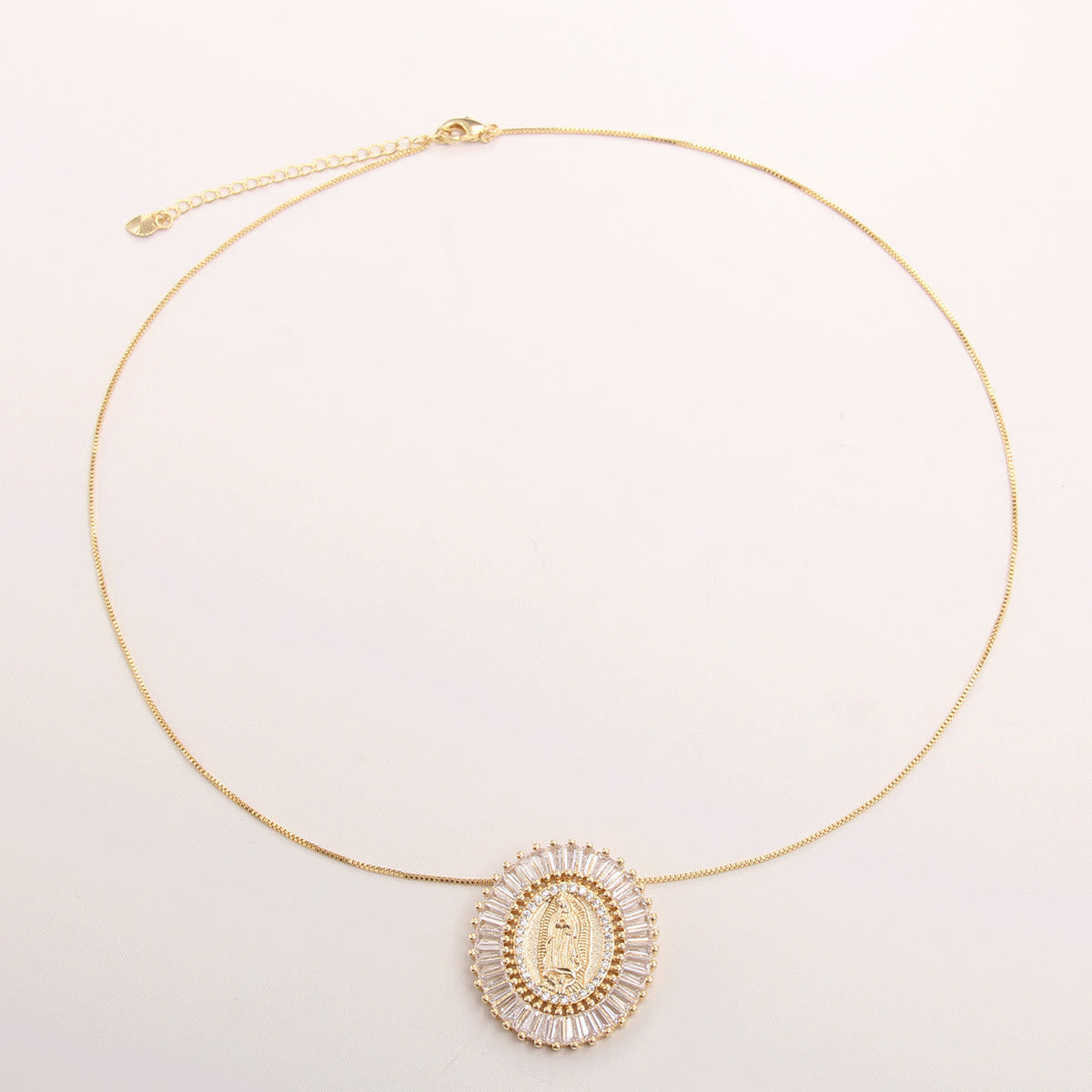 Collier pendentif amulette Vierge de Guadalupe en zircone