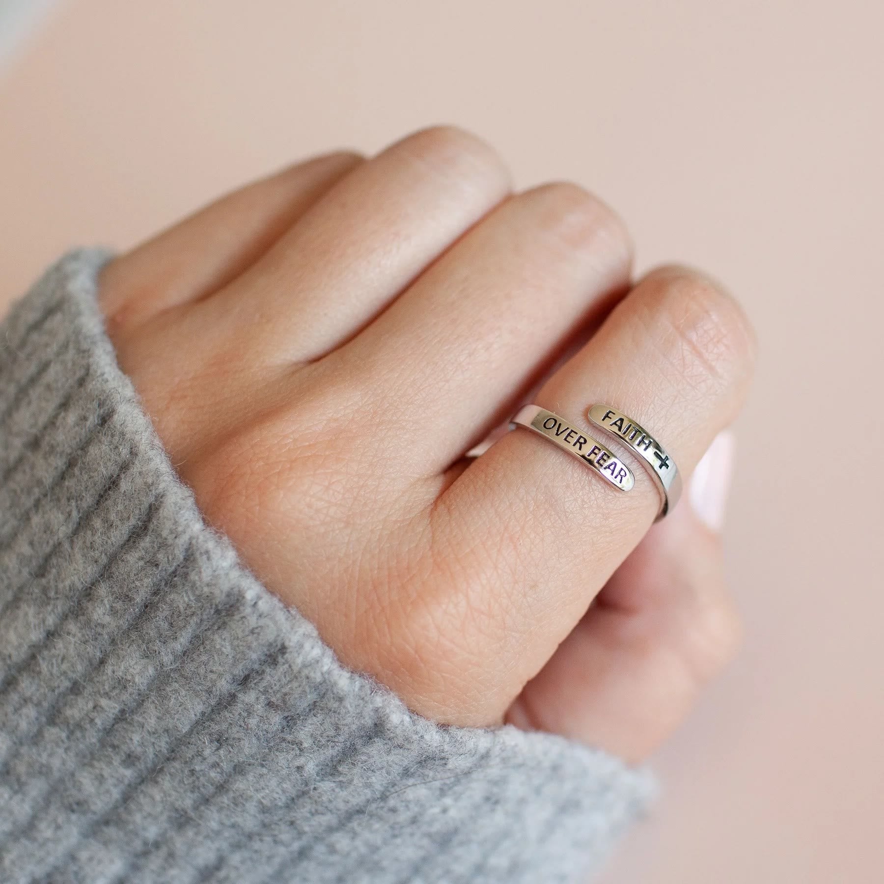 Fe-Sobre-Miedo: Anillo Bíblico Minimalista de Cristo