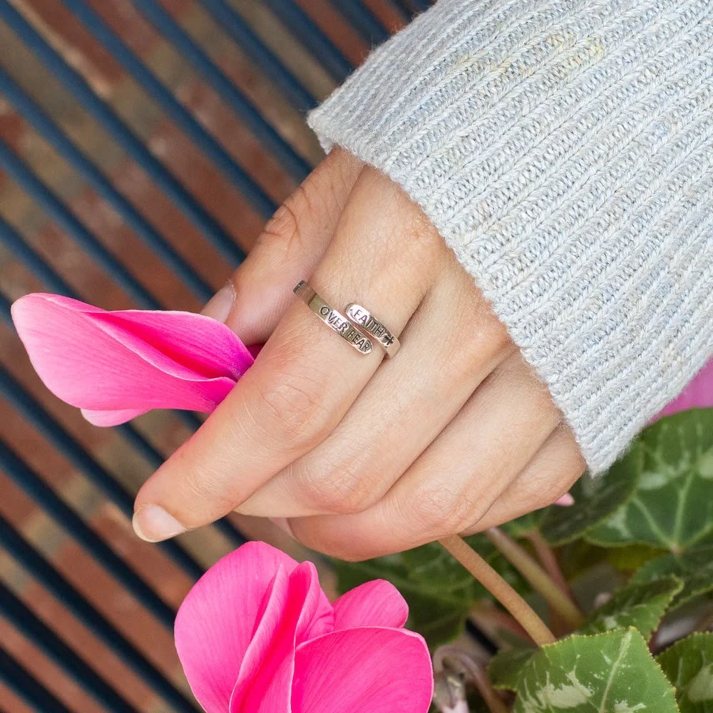 Fe-Sobre-Miedo: Anillo Bíblico Minimalista de Cristo