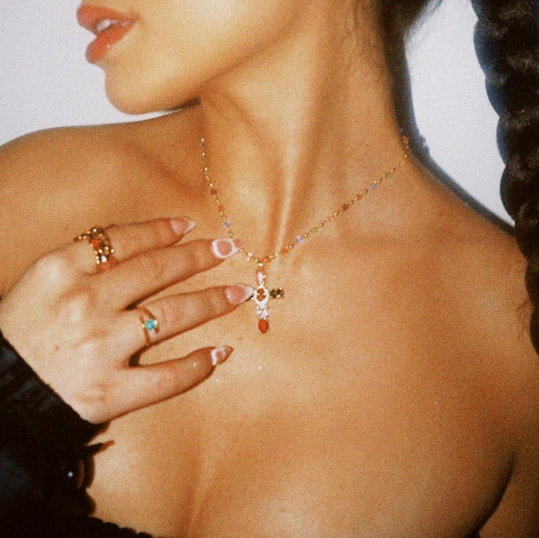 Collar con colgante en forma de cruz con 12 piedras preciosas bíblicas