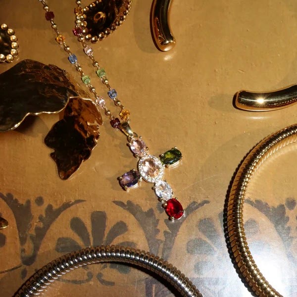 Collar con colgante en forma de cruz con 12 piedras preciosas bíblicas