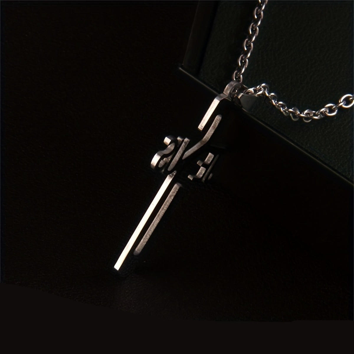 Collier en acier inoxydable avec croix de Jésus-Christ