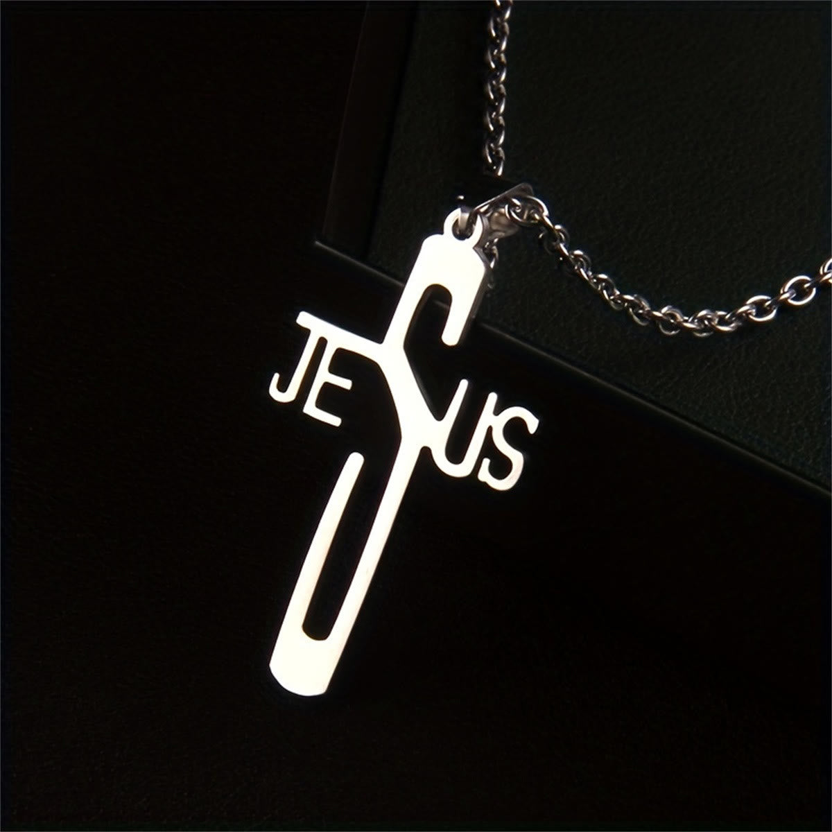 Collier en acier inoxydable avec croix de Jésus-Christ