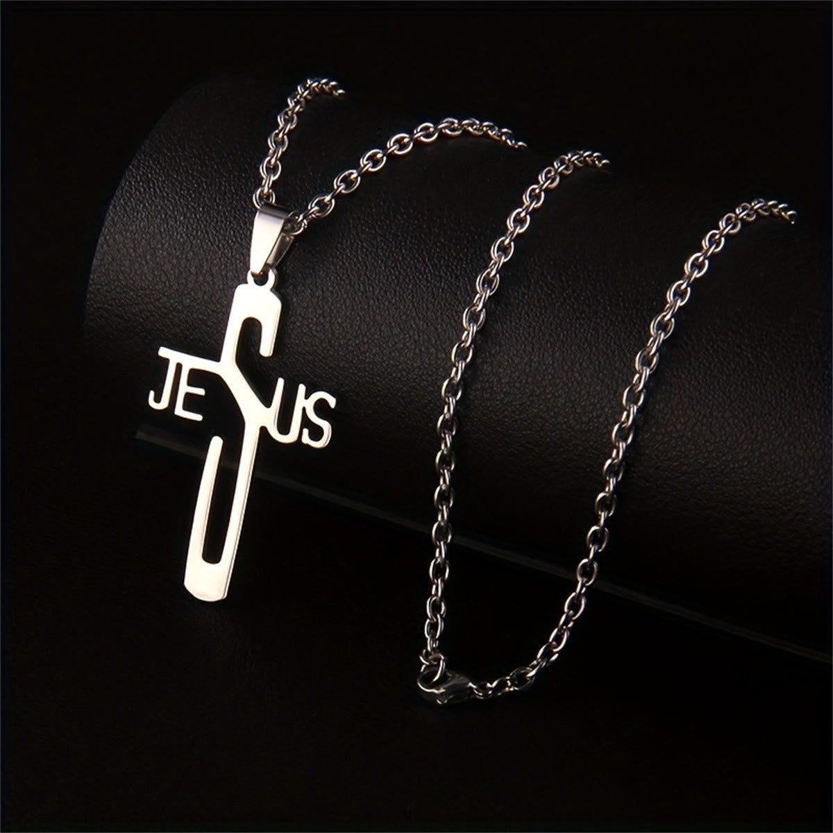 Collier en acier inoxydable avec croix de Jésus-Christ
