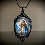 Collier pendentif en verre ovale Jésus en dentelle rétro
