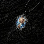 Collier pendentif en verre ovale Jésus en dentelle rétro