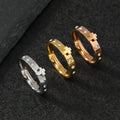 Anillo de acero inoxidable tridimensional cruzado de color inalterable