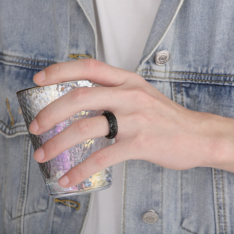 Anillo giratorio con calavera y cruz religiosa