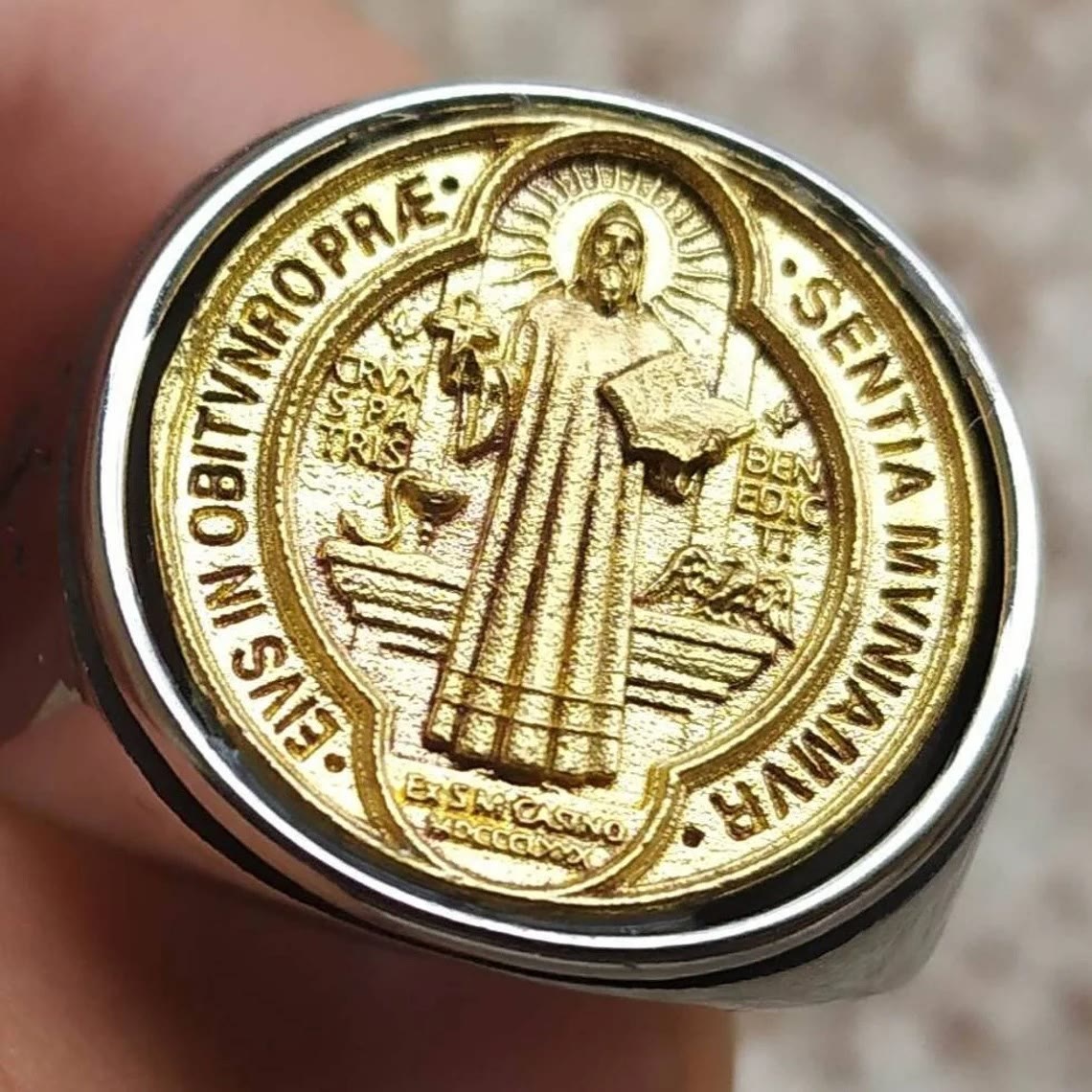 Bague croix médaille de Saint Benoît bicolore